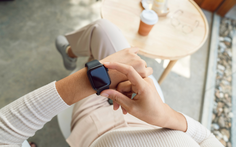 Việc ép kính cũng không làm ảnh hưởng đến các tính năng và chức năng của Apple Watch