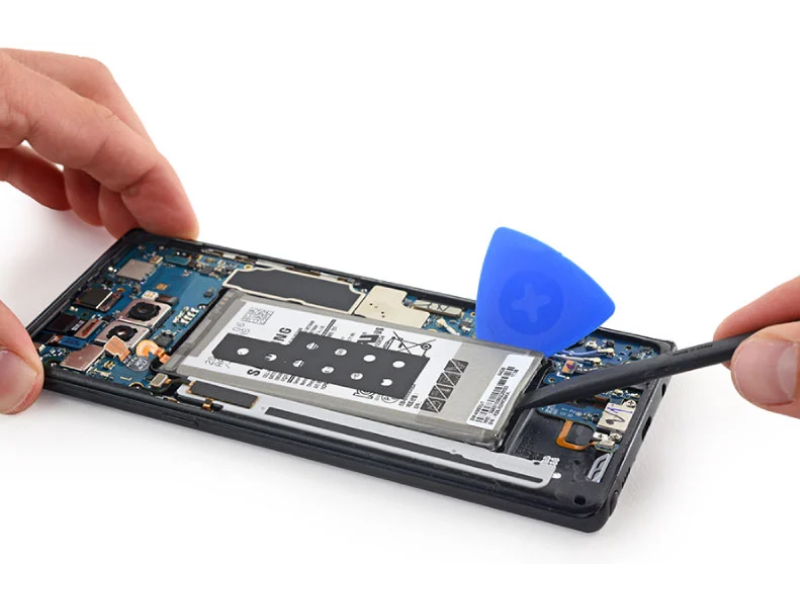 Kỹ thuật viên sẽ kiểm tra tình trạng pin 